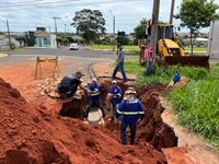 As chuvas intensas dos últimos dias provocaram o rompimento de uma galeria, o que causou a formação de uma enorme cratera (Foto: Prefeitura de Votuporanga)