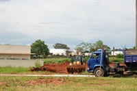 Máquinas já trabalham na limpeza da área onde será construída uma nova creche no Jardim Carobeiras para 188 crianças (Foto: A Cidade)