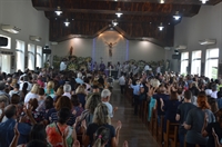 Centenas de pessoas, dentre fieis, amigos padres e bispos participaram do adeus a padre Silvio na Paróquia Santa Luzia na quarta-feira (8) (Foto: A Cidade)