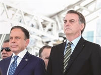 Enquanto Bolsonaro e Doria brigam pela “paternidade” no lançamento da vacina, os profissionais da saúde, lutam para salvar vida e diminuir a estatística da doença. (Foto:Marcos Corrêa/PR) 