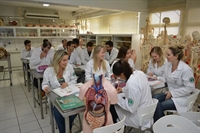 O curso de Medicina da Unifev é reconhecido pela sua tradição e excelência, além de possuir laboratórios com equipamentos de última geração (Foto: Unifev)