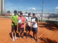 Pai e filho: o secretário de Esportes e Lazer, Mineiro, e o filho Henrique recebem os troféus de campeão da categoria B (Foto:Arquivo Pessoal)