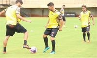 Ricardinho (no meio) pode ser o capitão na estreia da Alvinegra no Campeonato Paulista da A2 (Foto: Rafael Guanaes/CAV)