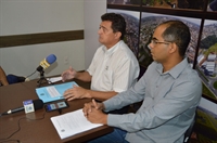 Coletiva de imprensa: Osmair Ferrari e Lucas da Silva, assessor jurídico da Câmara Municipal (Foto: Divulgação/Câmara)