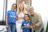 O prefeito Jorge Seba e a primeira-dama, Rose Seba, receberam a visita do pequeno Heitor e sua mãe Mayra Moraes para tratar das políticas públicas em prol dos autistas de Votuporanga  (Foto: Assessoria )