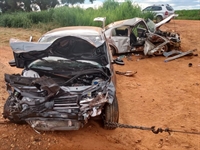 Carros ficaram completamente destruídos com a batida (Foto: Arquivo pessoal/G1)