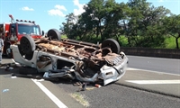 Caminhonete capotou em rodovia de Tanabi — Foto: Arquivo Pessoal