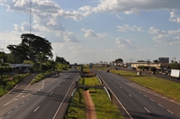 Pista em frente à Base da Polícia Rodoviária tem iluminação somente do lado esquerdo e aguarda uma posição do DER para ser contemplada do outro lado