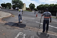 No ano passado, a Prefeitura aplicou mais de 1,2 mil toneladas de massa asfáltica em tapa-buraco por ruas e avenidas da cidade (Foto: Divulgação/Prefeitura de Votuporanga)