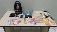 Drogas encontradas dentro da residência de um dos acusados; menor foi liberado e o outro rapaz levado para a cadeia