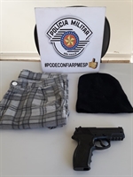 Os policiais militares da Força Tática localizaram na residência roupas, toca e arma de fogo utilizadas durante os crimes (Foto: Divulgação/Polícia Militar)