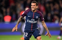 O lateral-direito Daniel Alves, jogador do Paris Saint-Germain, negocia compra de parte do Clube Atlético Votuporanguense (Foto: Franck Fife/AFP)