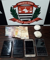 Os policiais apreenderam aparelhos celulares, entorpecentes e uma quantia em dinheiro (Foto: Divulgação/Dise)