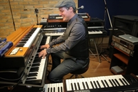 O pianista votuporanguense Gustavo Bombonato Delgado está lançando o seu primeiro álbum de canções “Um Respiro” (Foto: Divulgação)