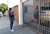 Agentes do Setor de Controle de Endemias e Zoonoses visitaram residências em Votuporanga para controle de criadouros, nebulização e vistoria (Foto: Prefeitura de Votuporanga)