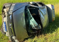 O condutor do veículo, um homem de 51 anos, perdeu o controle do carro, que capotou várias vezes e foi lançado contra o guard-rail (Foto: Divulgação)