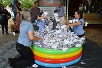 O carro ficou para Mircia R. D. Perinelli, cliente da Sueli Center. Já as motos saíram para Joana Maria Vicente da Silva, cliente da Kactus Modas, e Evanir Feltrin Raganini, que comprou no supermercado Porecatu (Foto: Divulgação/ACV)
