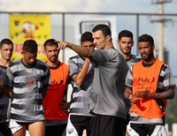 Técnico Júnior Rocha orienta os jogadores da Votuporanguense, que enfrenta o Monte Azul na tarde desta quarta-feira na Arena (Foto: Rafael Bento/CAV)