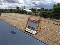 Um dos decks interditados no Parque da Cultura está localizado na avenida Ângelo Bimbato (Foto: Érika Chausson/A Cidade)