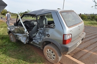 Carro bateu violentamente contra caminhonete, que estava estacionada