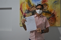 Jura levou à redação do A Cidade uma cópia do anteprojeto que foi apresentado na Câmara Municipal de Votuporanga  (Foto: A Cidade)