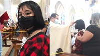 A adolescente 'emo' Maria Eduarda Vian, de 16 anos, recebeu o Sacramento da Crisma, oficiado pelo padre Gilmar Margotto (Fotos: Arquivo pessoal)