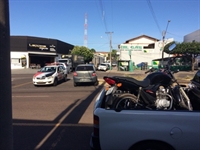 Uma mulher de 31 anos ficou ferida após ter a sua passagem bloqueada por um carro na avenida Emílio Arroyo Hernandes (Foto: Aline Ruiz/A Cidade)