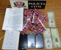  Material apreendido pela polícia tinha até caderno com a contabilidade dos programas (Foto: Divulgação/Polícia Civil) 