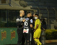 Técnico Rogério Corrêa conquista a terceira vitória consecutiva na série A3, usando rodízio entre os titulares (Foto: Rafael Bento/CAV)