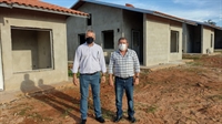 Casas estão em fase final de construção e foram vistoriadas pelo prefeito Adilson Leite e pelo gerente da CDHU, Osvaldo Carvalho (Foto: Assessoria)