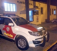 Na Central de Flagrantes, agressor foi autuado pela Lei Maria da Penha (Foto: Divulgação/Polícia Militar)