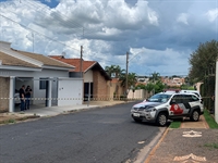 A Polícia Civil está no local aguardando a Polícia Técnica para entender a dinâmica do crime (Foto: A Cidade)