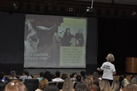 Elizabeth Mac Gregor durante palestra aos profissionais da educação da cidade e região no Centro de Convenções