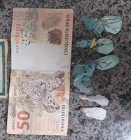 Os policiais militares apreenderam algumas porções de cocaína, além de R$ 50 em dinheiro (Foto: Divulgação/Polícia)