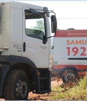 Caminhão com terra passou com as rodas sobre operário