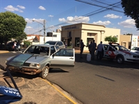 Os dois veículos colidiram violentamente e o Gol foi parar em cima da calçada, derrubando a placa de sinalização que fica na esquina das ruas (Foto: Aline Ruiz/A Cidade)