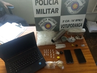 Com ele foram apreendidos vários produtos de furto e entorpecentes (Foto: Divulgação/Polícia Militar)