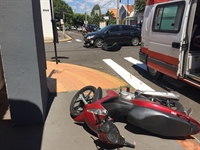 A colisão envolveu um carro e uma moto, no cruzamento das ruas Mato Grosso e Sergipe (Foto: Gabriele Reginaldo/A Cidade)