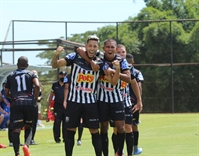 O time da casa sofreu, mas com persistência virou a partida aos 46 minutos e garantiu os três pontos na competição (Foto: Rafael Bento/CAV)