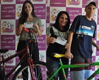 Nailza dos Santos e Lisandra Fortes foram as ganhadoras das bicicletas da promoção (A Cidade)