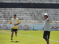 Na foto, Marcelo Henrique orienta Victor Hugo, um dos talentos dessa Copa Paulista