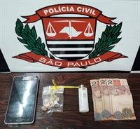 Os policiais da Dise de Votuporanga apreenderam pedras de crack, dinheiro e um aparelho celular  (Foto: Divulgação/Dise)