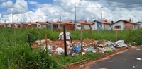Lixo e entulho amontoados em uma das últimas ruas do bairro, recém-inaugurado, Boa Vista
