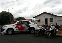 Uma denúncia anônima levou os policiais até um suposto desmanche de veículos, onde três indivíduos estavam em atitude suspeita pelo local (Foto: Divulgação/Polícia Militar)