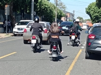 Crianças e adolescentes fazem bagunça no trânsito da cidade em suas scooters elétricas