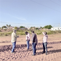 As obras de transposição do Córrego do Curtume finalmente avançam e o prefeito Jorge Seba foi conferir os trabalhos  (Foto: Assessoria)