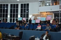 Um grupo de educadores infantis participou da sessão ordinária desta semana e, com cartazes, cobrou o enquadramento ao magistério (Foto: A Cidade)