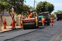 Cerca de 15% das ruas previstas para serem recapeadas nesta etapa já estão finalizadas e o programa avança agora para novos bairros (Foto: Prefeitura de Votuporanga)