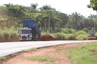 As obras de terraplanagem para a construção de uma Ciclovia na Estrada do 27 seguem avançando, enquanto a licitação para a instalação está em andamento  (Foto: Prefeitura de Votuporanga)