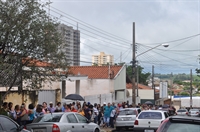 Na manhã de ontem, a fila já era bastante extensa logo cedo no Cartório Eleitoral  (Foto: Daniel Castro/A Cidade)